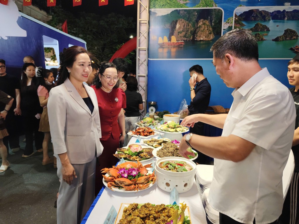 2-nguyen-thi-hanh-pho-chu-tich-ubnd-tinh-tham-gian-hang-am-thuc-1777213448 2-nguyen-thi-hanh-pho-chu-tich-ubnd-tinh-tham-gian-hang-am-thuc-1777213448.jpg