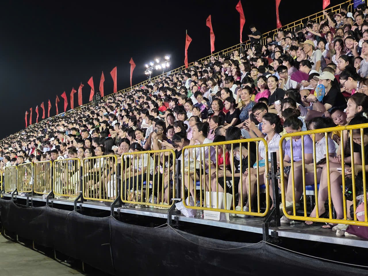 dong-nguoi-xem-1779637993 dong-nguoi-xem-1779637993.jpg