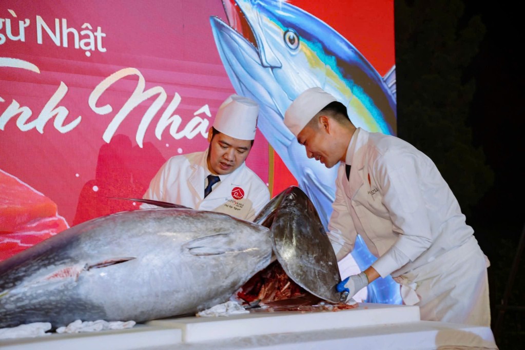 man-trinh-dien-xe-thit-ca-ngu-dai-duong-nang-218kg-cua-cac-dau-bep-den-tu-nha-hang-nhat-ban-1777213857 man-trinh-dien-xe-thit-ca-ngu-dai-duong-nang-218kg-cua-cac-dau-bep-den-tu-nha-hang-nhat-ban-1777213857.jpg