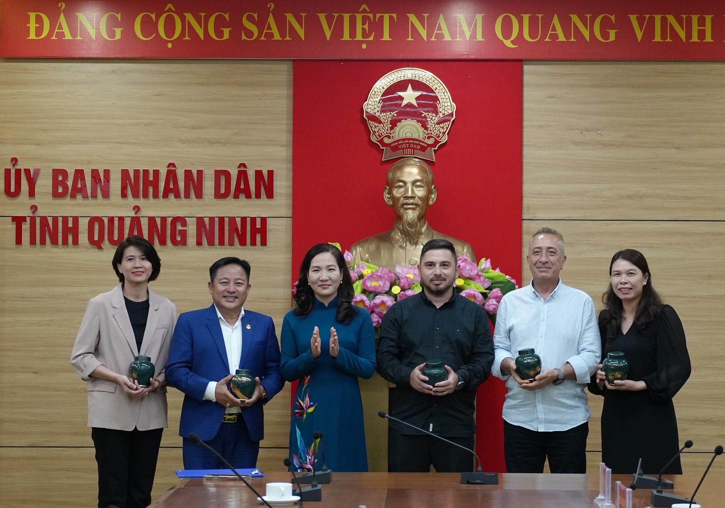tang-qua-cho-tay-1779119828 tang-qua-cho-tay-1779119828.jpg