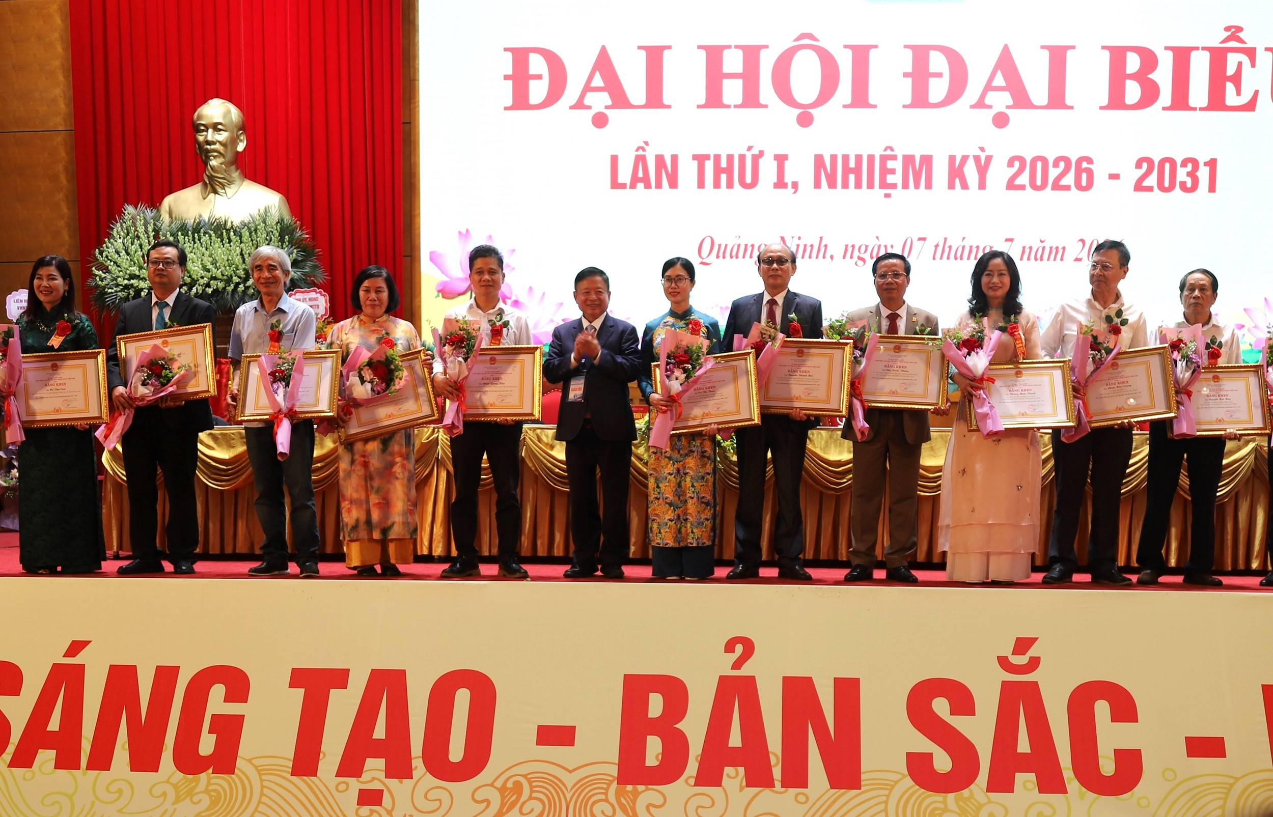 11-khen-thuong-thi-dua-1783518405 11-khen-thuong-thi-dua-1783518405.jpg