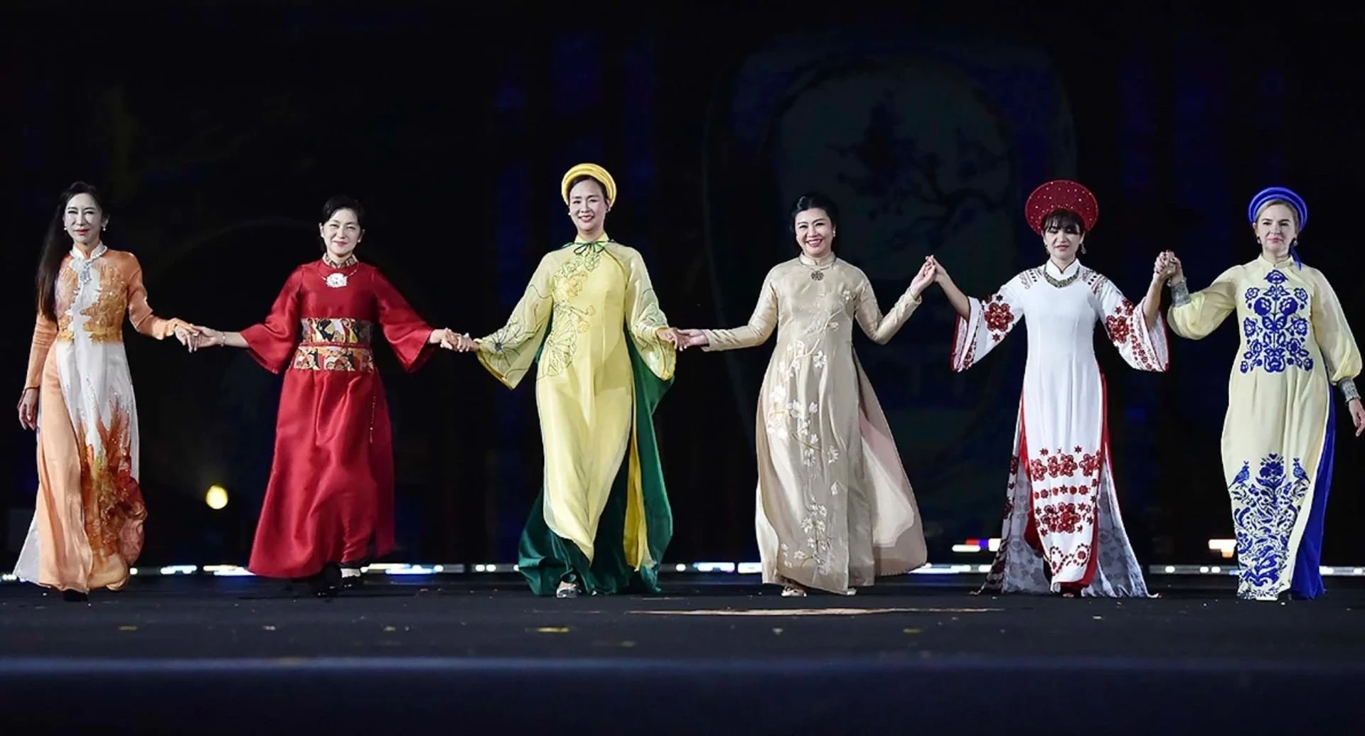 1760328245866-le-hoi-van-hoa-the-gioi-buoc-chan-di-san13-0921-1786361921 1760328245866-le-hoi-van-hoa-the-gioi-buoc-chan-di-san13-0921-1786361921.webp