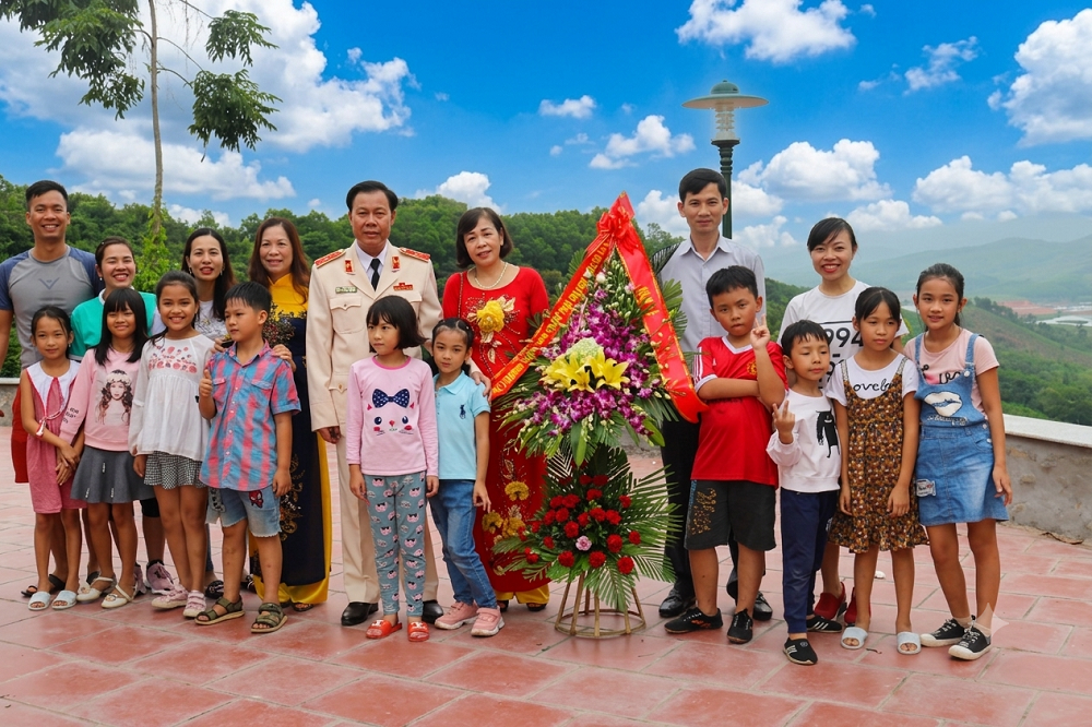 hau-due-cua-cac-cu-lao-thanh-cm-thanh-lap-chi-bo-dang-dau-tien-o-dia-phuong-hien-tang-500-cay-dua-de-trong-tai-di-tich-nui-hua-1785686530 hau-due-cua-cac-cu-lao-thanh-cm-thanh-lap-chi-bo-dang-dau-tien-o-dia-phuong-hien-tang-500-cay-dua-de-trong-tai-di-tich-nui-hua-1785686530.png
