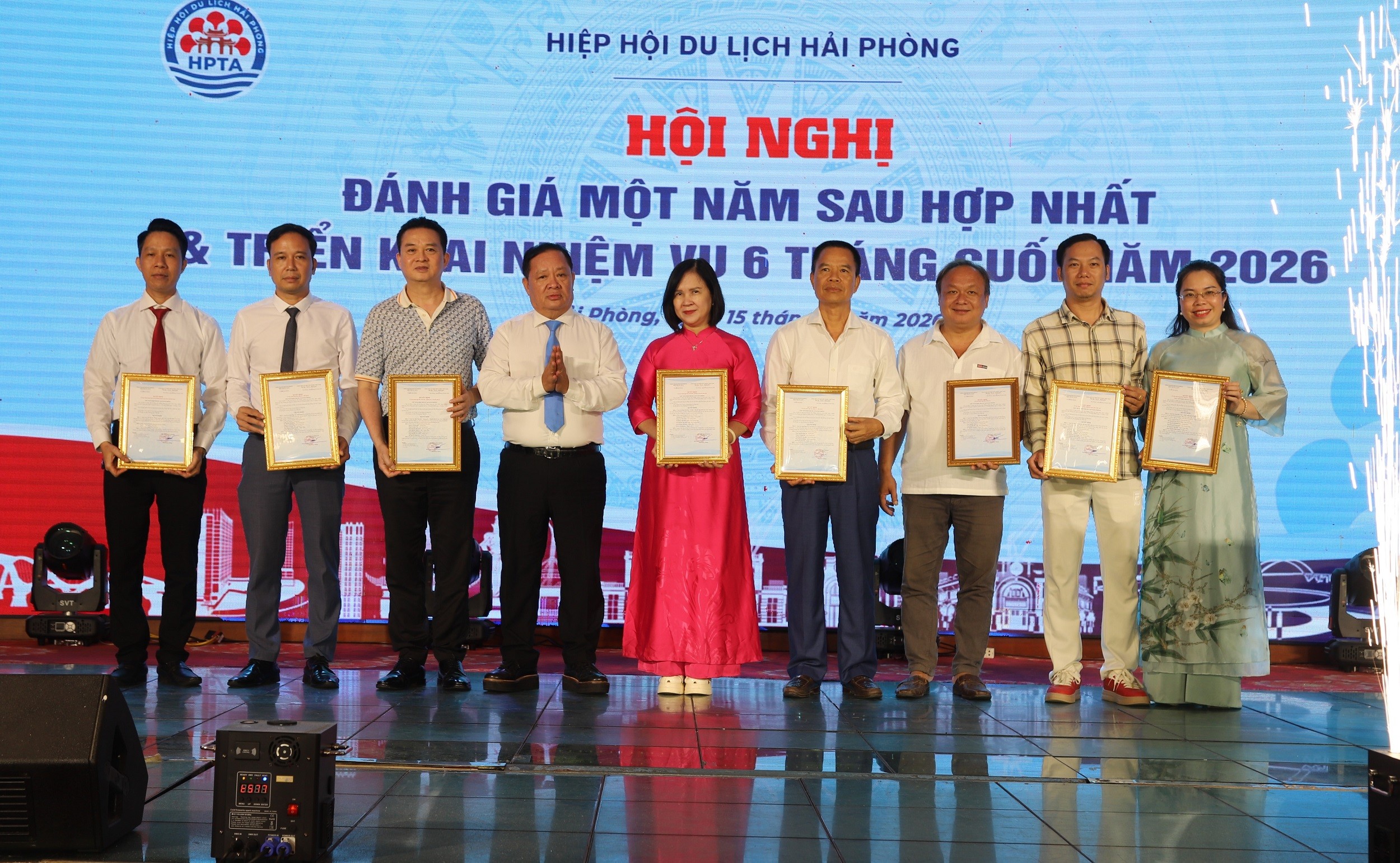 ong-xo-trao-quyet-dinh-2-1786974850 ong-xo-trao-quyet-dinh-2-1786974850.jpg