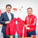 Chủ tịch Ủy ban Olympic Việt Nam Nguyễn Văn Hùng tiếp lửa cho Đoàn Thể thao Việt Nam trước giờ xung trận tại ASIAD 20