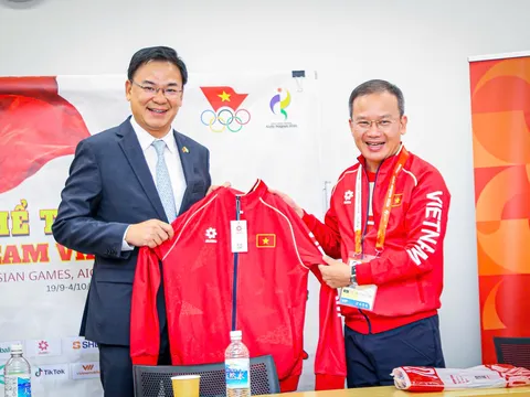 Chủ tịch Ủy ban Olympic Việt Nam Nguyễn Văn Hùng tiếp lửa cho Đoàn Thể thao Việt Nam trước giờ xung trận tại ASIAD 20