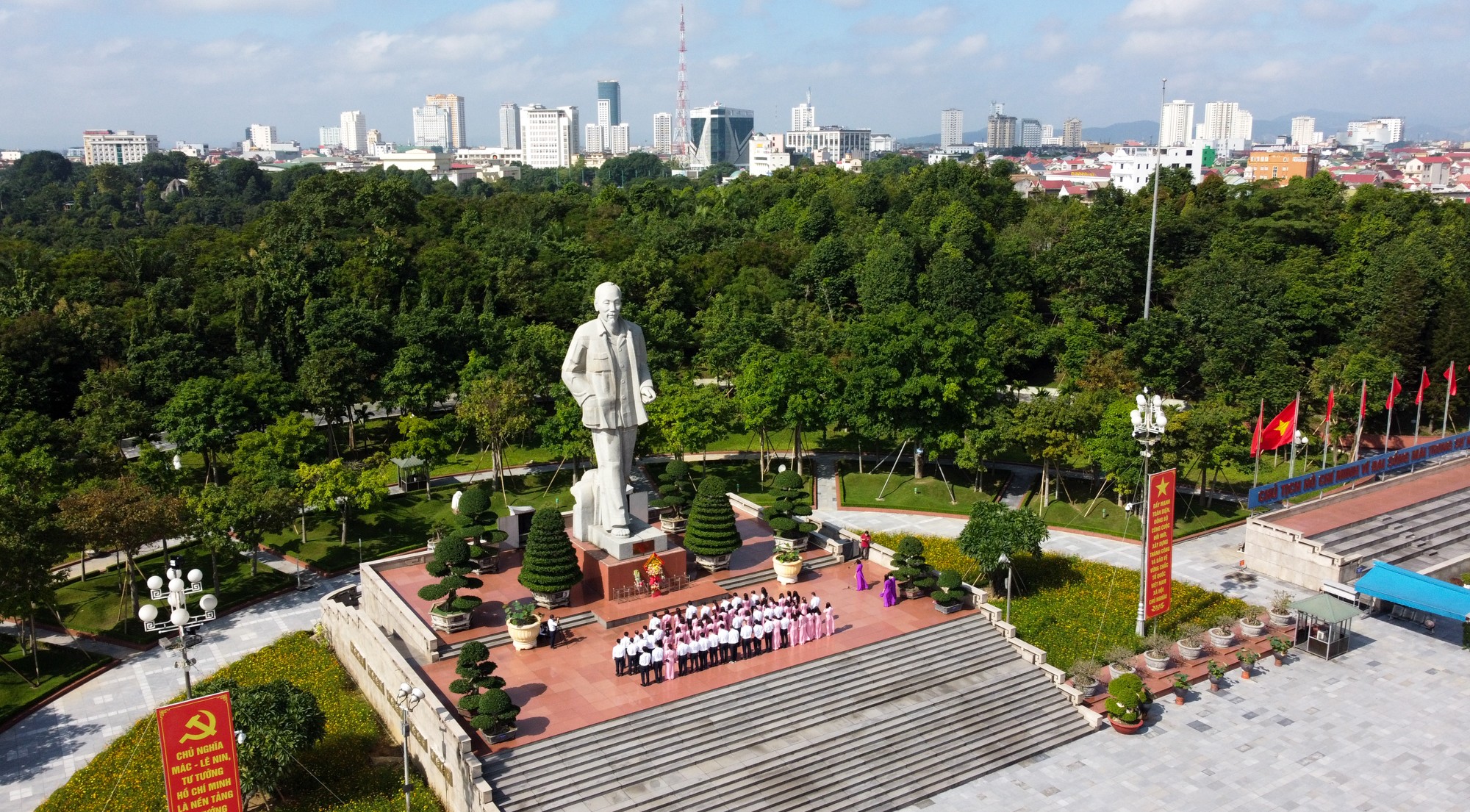 j4lrenx5xw7a4y83xvhky3xfo1ru-quang-truong-ho-chi-minh-2-1788166799 j4lrenx5xw7a4y83xvhky3xfo1ru-quang-truong-ho-chi-minh-2-1788166799.jpg