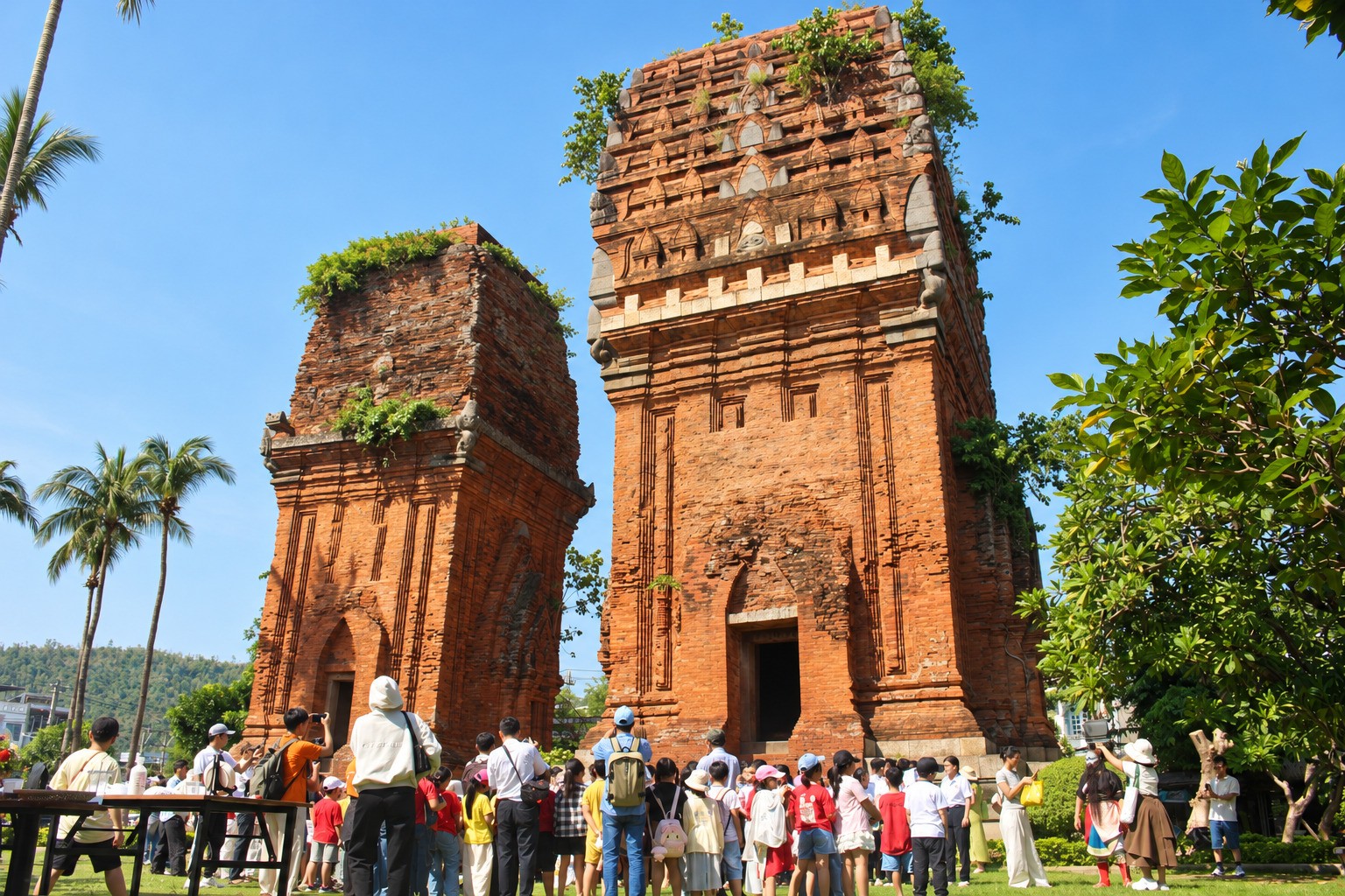 hanh-trinh-di-san-thap-doi-15-1792837581 Các bạn trẻ tìm hiểu về nghệ thuật Tuồng truyền thống dưới chân tháp cổ.