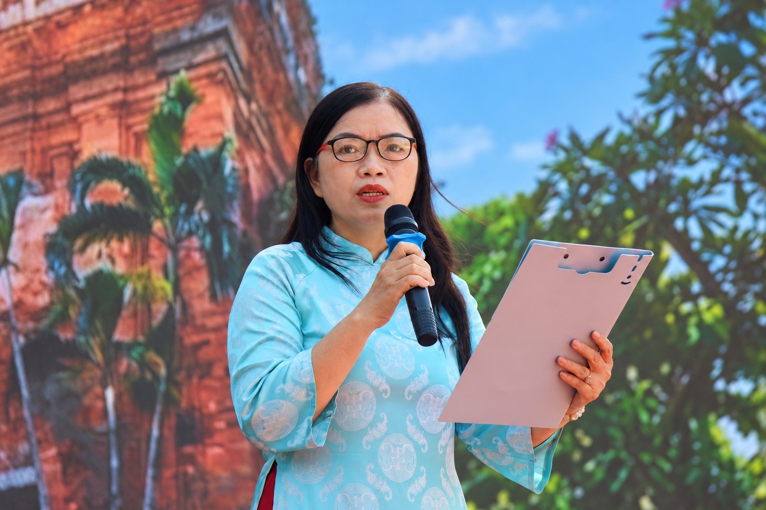 hanh-trinh-di-san-thap-doi-2-1792836554 Bà Nguyễn Thị Ánh Tuyết - Phó Giám đốc Bảo tàng tỉnh Gia Lai, phát biểu khai mạc.