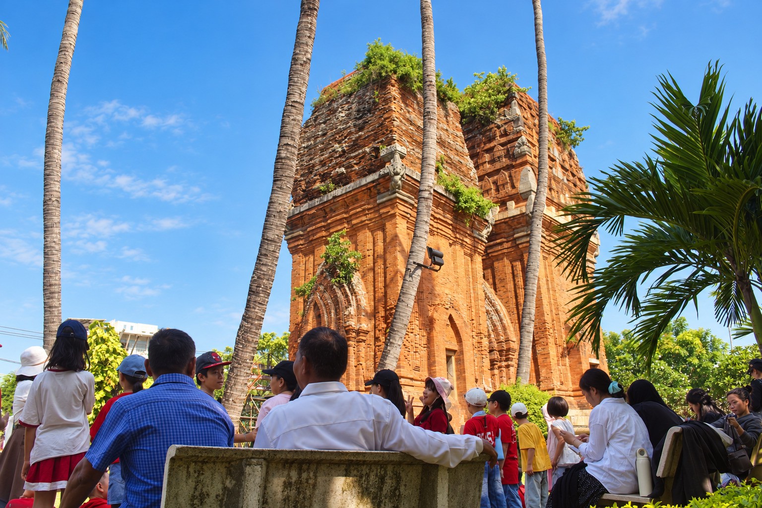 hanh-trinh-di-san-thap-doi-22-1792838350 Phút thư giãn của người dân, du khách và các em học sinh, sinh viên trong không gian cổ kính của Tháp Đôi.