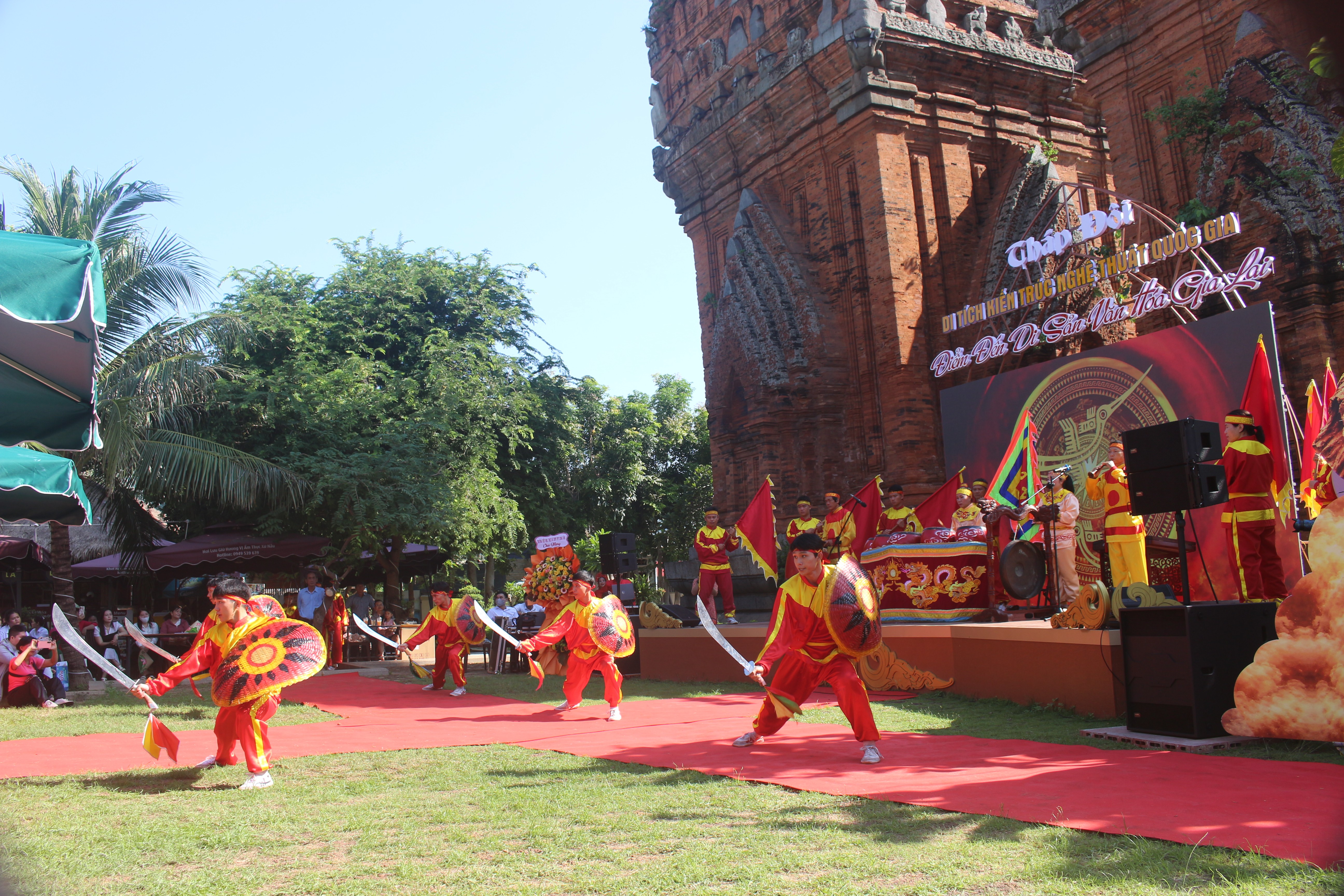 hanh-trinh-di-san-thap-doi-5-1792836758 Biểu diễn Võ cổ truyền Bình Định.