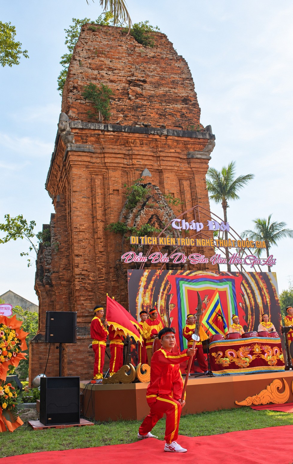 hanh-trinh-di-san-thap-doi-6-1792836812 Biểu diễn võ dưới bóng tháp cổ.