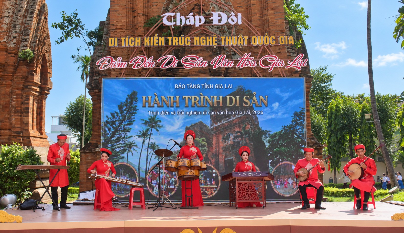 hanh-trinh-di-san-thap-doi-8-1792837022 Nhóm nhạc dân tộc Hương Quê biểu diễn.