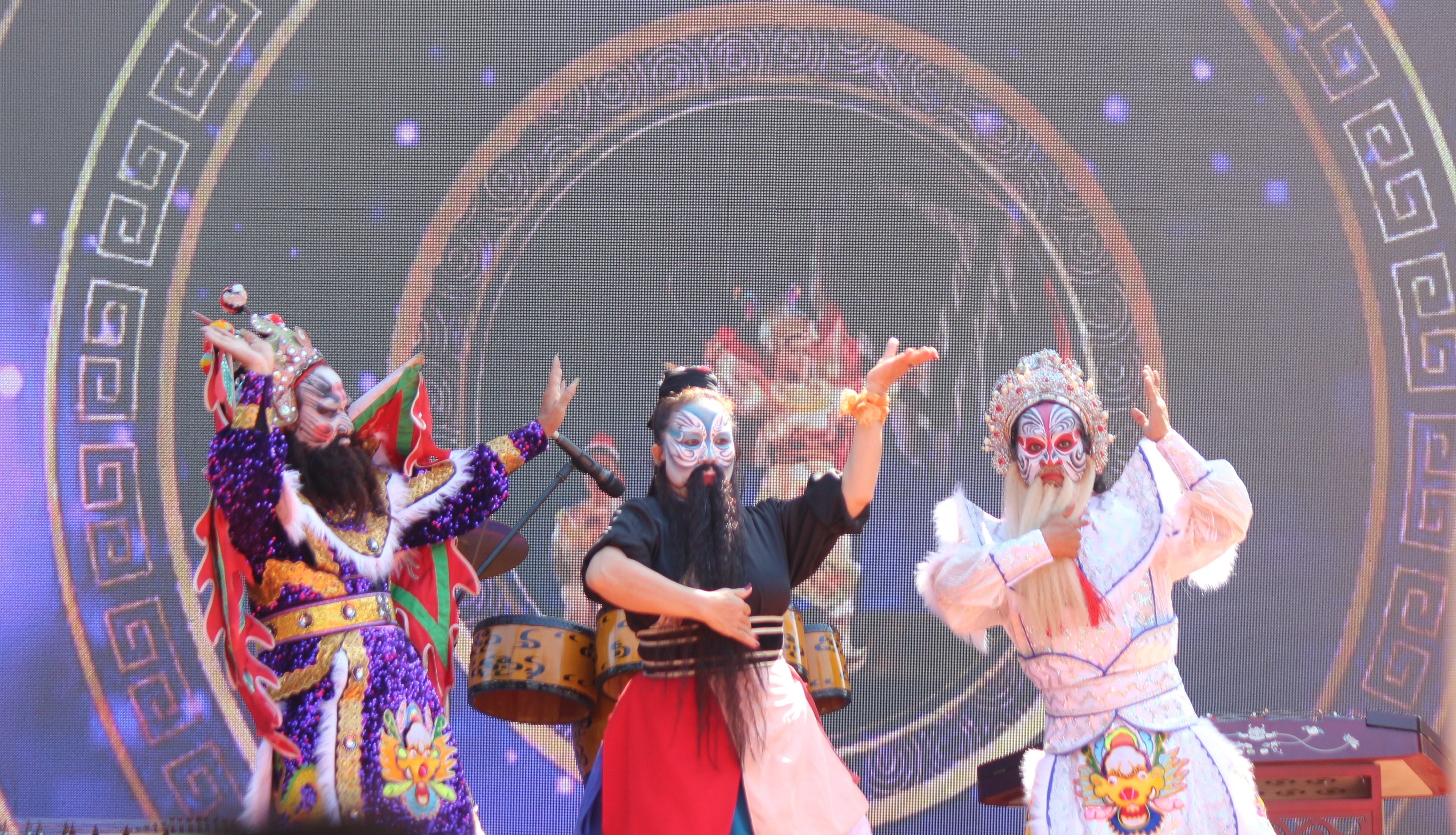 hanh-trinh-di-san-thap-doi-9-1792837246 Giới thiệu về mặt nạ tuồng.